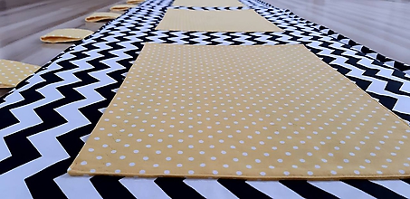 Úžitkový textil - Zástena za posteľ  (200 x 50 cm  - Čierný cik cak poutka) - 12254215_