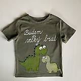 Detské oblečenie - Maľované tričko s nápisom “Bude zo mňa veľký brat” ( (olivovozelené - s dinosaurami) - 12256905_