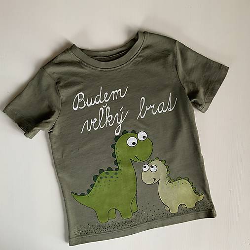 Maľované tričko s nápisom “Bude zo mňa veľký brat” ( (olivovozelené - s dinosaurami)
