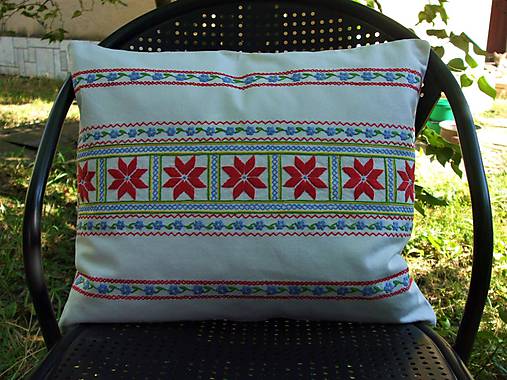 Úžitkový textil - Ručne vyšívaný vankúš "Žakarovce" - 12262194_