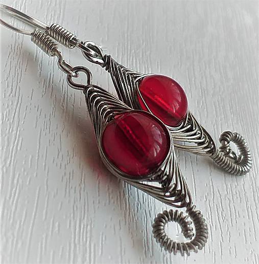 Náušnice - Náušnice ČERVENÉ OČKÁ S CHVOSTÍKOM - 12261260_