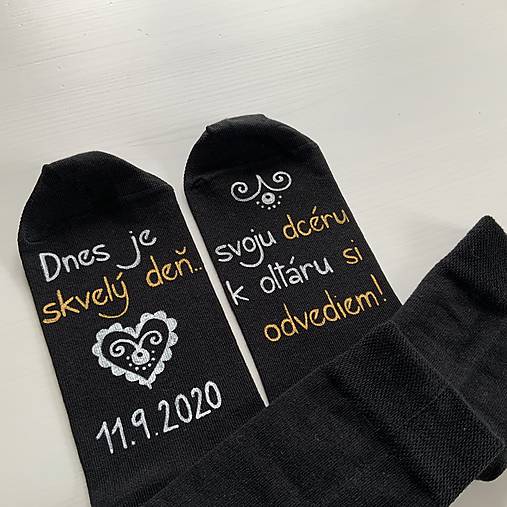 Maľované ponožky pre ocka nevesty (čierne s bielo zlatým nápisom bez dátumu)