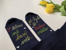 Ponožky, pančuchy, obuv - Maľované ponožky s nápisom: "S tebou mě baví svět/ Ja bych tě láskou sněd/snědla" - 12270507_