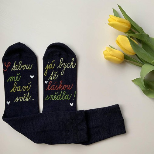 Maľované ponožky s nápisom: "S tebou mě baví svět/ Ja bych tě láskou sněd/snědla"