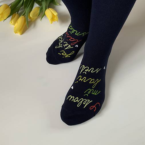 Maľované ponožky s nápisom: "S tebou mě baví svět/ Ja bych tě láskou sněd/snědla"