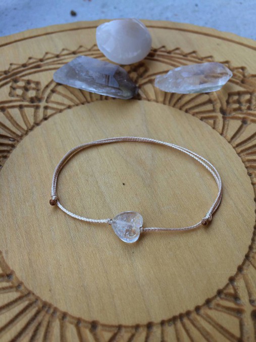 Náramky - jednoduchý šnúrkový náramok so srdcom z minerálu (Krištáľové srdce) - 12271797_