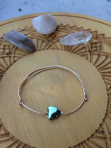 Náramky - jednoduchý šnúrkový náramok so srdcom z minerálu (Hematitové zelené srdce) - 12271824_