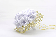 Saténová svadobná kytica bielo-zlatá ruže