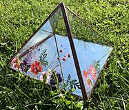 Svietidlá - Svietník v tvare pyramídy so sušenými kvetmi - 12275032_