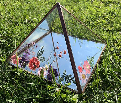 Svietidlá - Svietník v tvare pyramídy so sušenými kvetmi - 12275032_