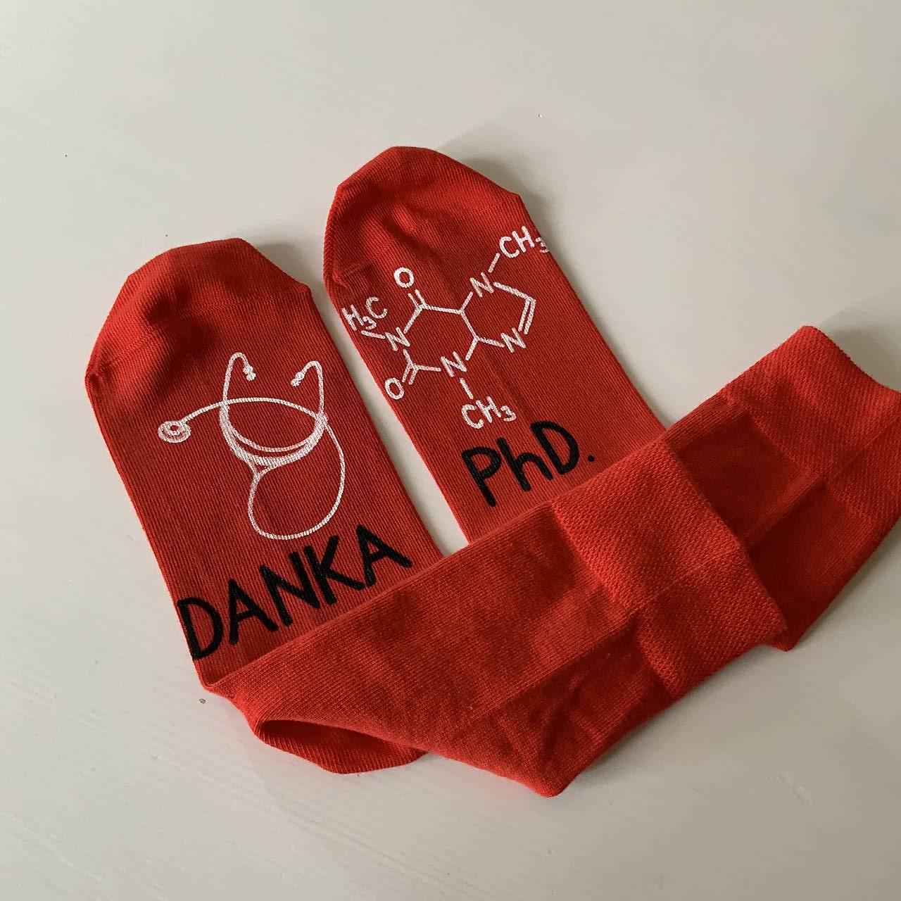 Maľované ponožky s titulom a menom (vhodné pre promujúcu lekárku)