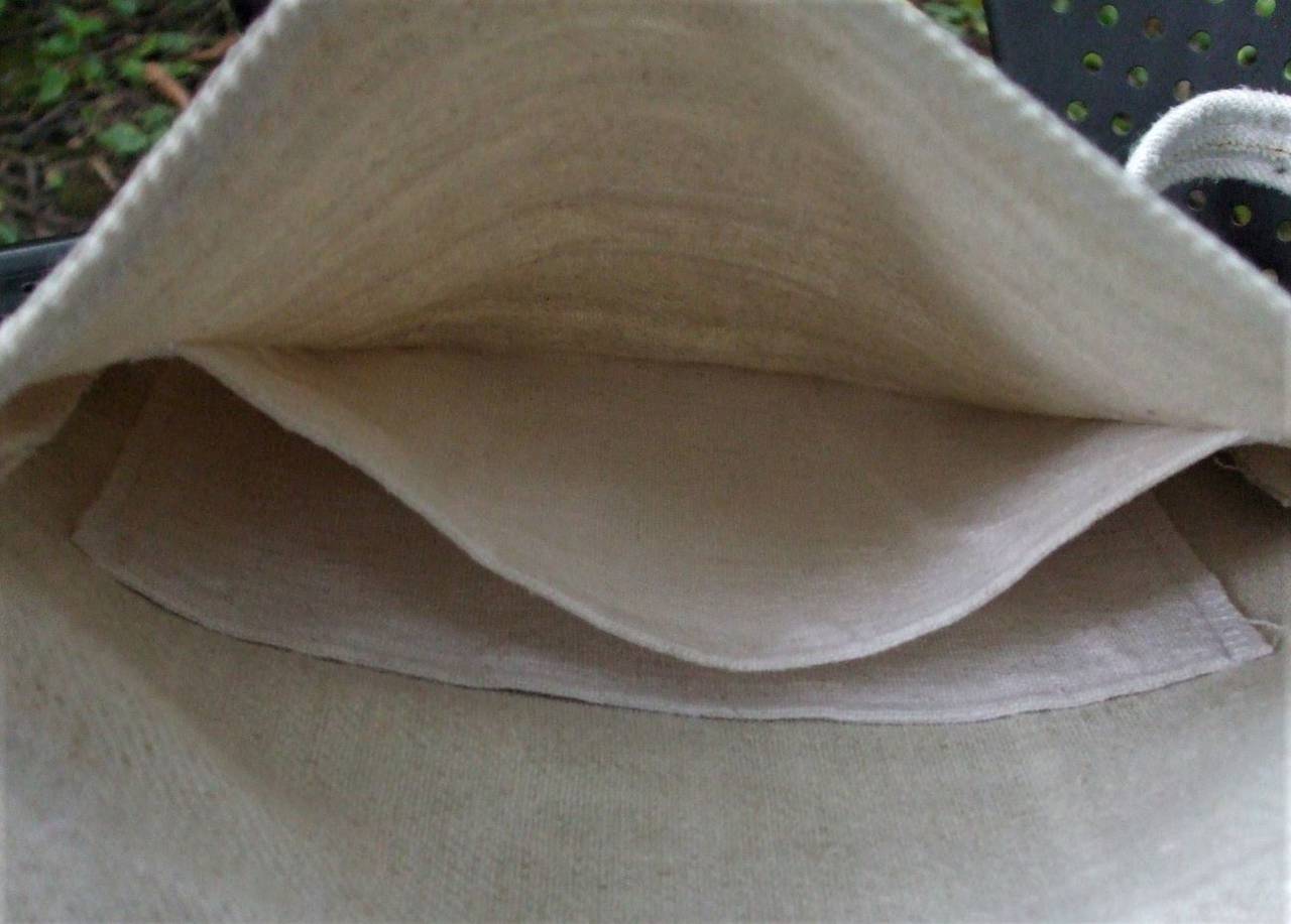 Kapsa z ručne tkaného plátna so strapcami