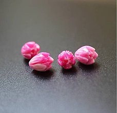 Korálky - Mini kvietky korálky 6,5mm x 8,4mm, 20 ks (tmavo ružové) - 12289187_