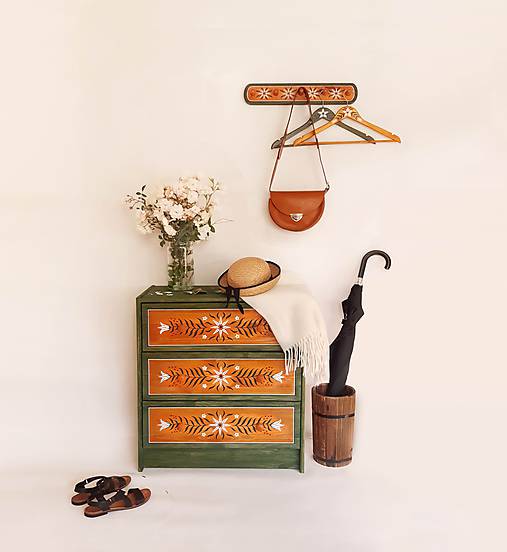 Ručne maľovaná komoda "Tradičná" (rôzne veľkosti) (V: cca 82cm šŠ: 79cm H: 39cm, okruhle nôžky)