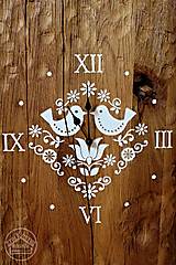 Hodiny - Drevené hodiny s bielym ornamentom - 12301378_