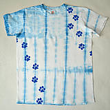 Detské oblečenie - Bílo-modré dětské tričko se stopami (12-13 let) 11119898 - 12301525_