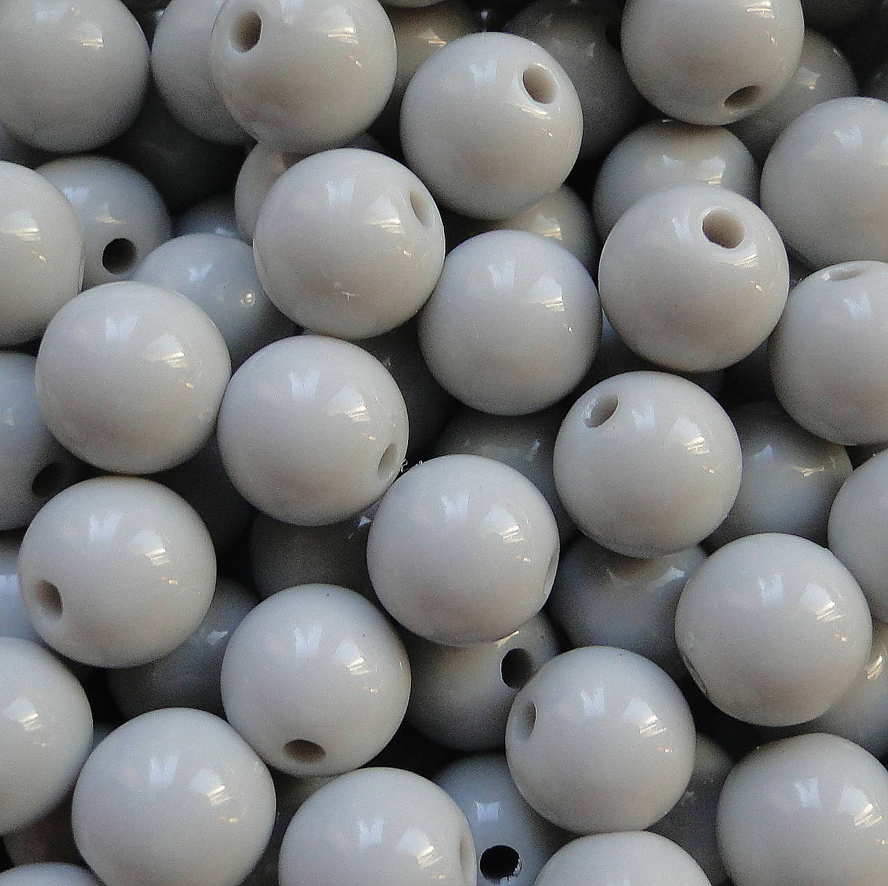 Korálky COLOR plast 10mm (šedá svetlá-10ks)