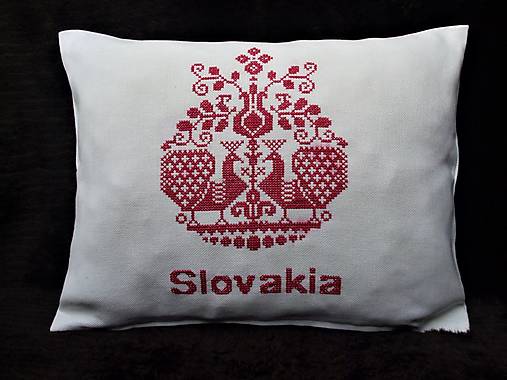 Úžitkový textil - Ručne vyšívaný vankúš - pávy - 12315617_