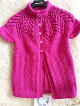 Detské oblečenie - Ručne pletená vesta pre slečny v cyklámenovej farbe - 12316449_