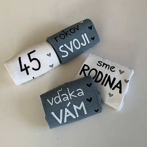 Maľované ponožky k výročiu svadby ako darček od deti (sivé + biele)
