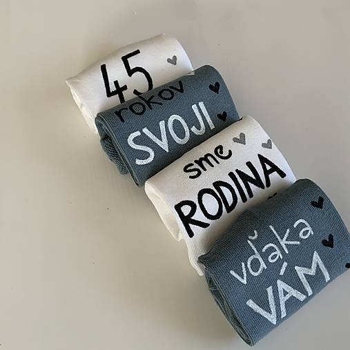 Maľované ponožky k výročiu svadby ako darček od deti (sivé + biele)