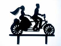 Dekorácie - Svadobný zápich - mladomanželia na bicykli - 12317523_