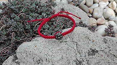 Náramky - Shamballa pletený náramky s čiernou disco korálkou v čiernej a červenej farbe (Shamballa pletený náramok s čiernou disco korálkou v červenej farbe) - 12320742_