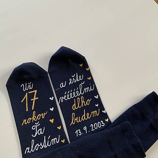 Maľované ponožky k výročiu SVADBY (tmavomodré ponožky s bielozlatým nápisom: "Už 10 rokov ťa zlostím a ešte véééééľmi dlho budem! + dátum")