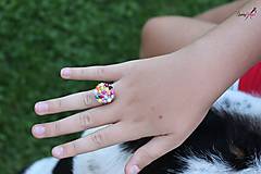 Prstene - pestrofarebný prsteň s transparentnými ♥ - 12328492_