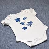Detské oblečenie - Dětské body s modrými javorovými listy 6-9 měs. 11748060 - 12329065_