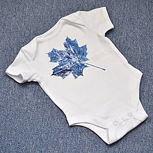 Detské oblečenie - Dětské body s modrým javorovým listem 0-3 měs. 11746705 - 12327115_