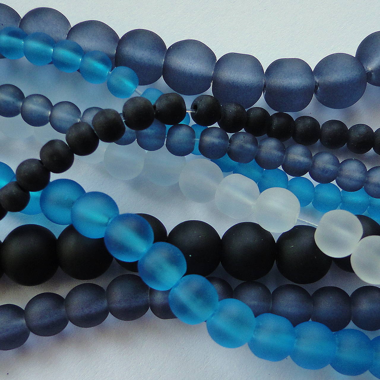 Sklenené korálky FROSTED