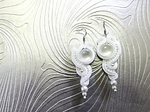 Náušnice - Eleonora biela - Ručne šité šujtášové náušnice - Soutache earrings - 12331553_