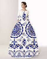 Šaty - FLORAL FOLK " Slovenská ornamentika ", spoločenské dlhé šaty (Biela + tmavomodrý akvarel) - 12337999_