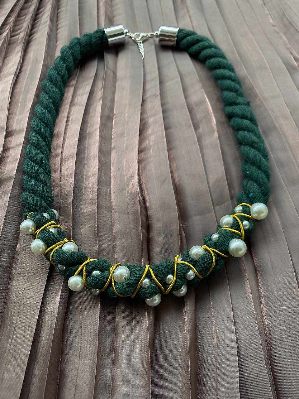 Zeleno-žlutý pošitý perlami 