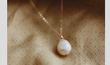 Náhrdelníky - Skutočná perla na zlatej retiazke - 12348837_