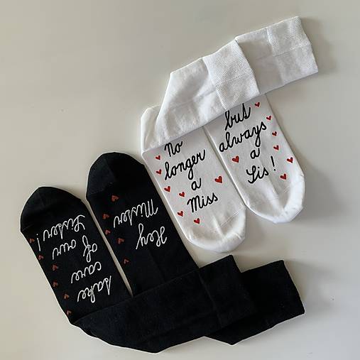 Svadobné maľované ponožky pre sestru, ktorá sa vydáva a jej manžela