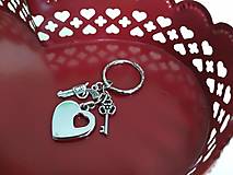 Kľúčenky - Kľúčenka srdce s príveskom (chlapčenská) - 12351554_