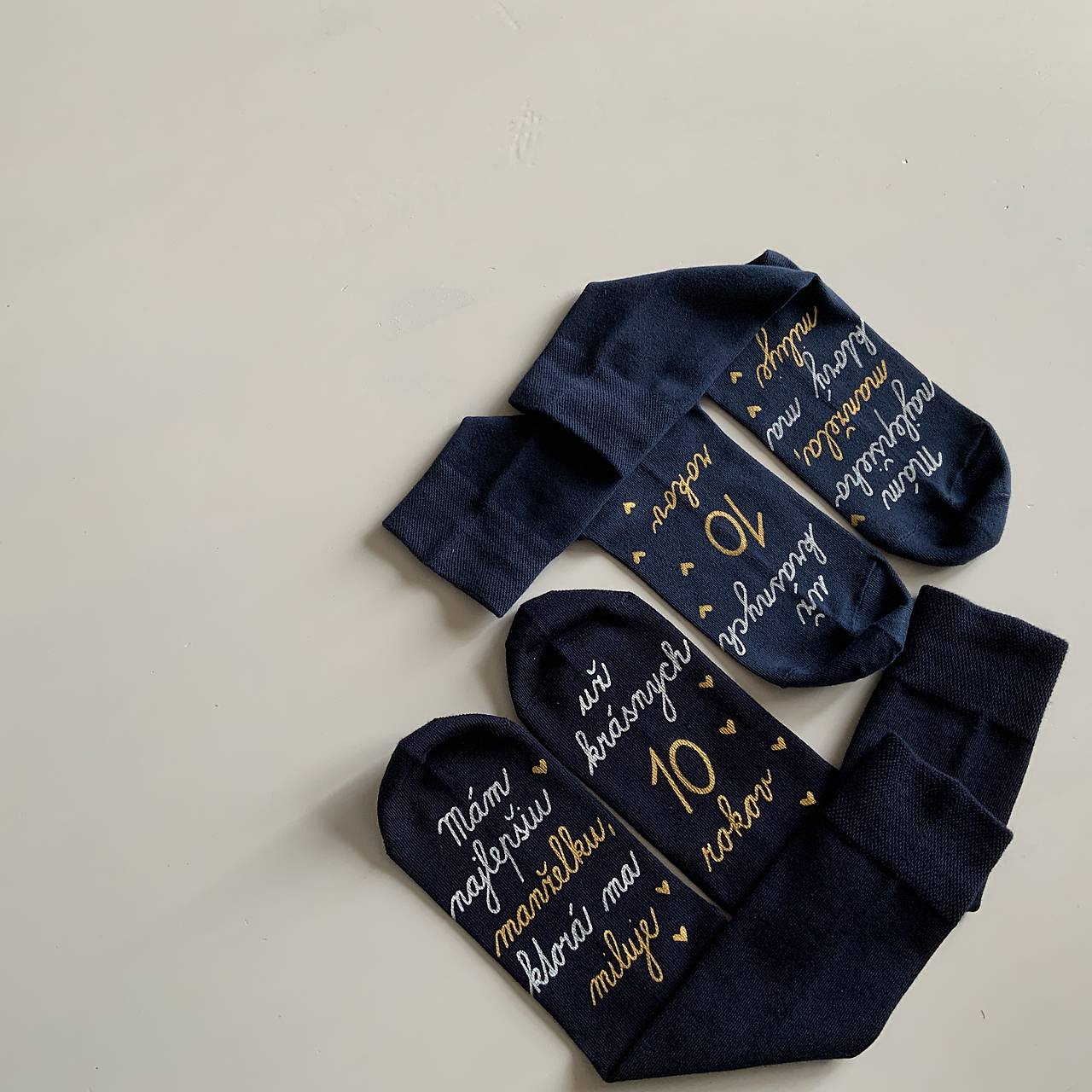 Maľované ponožky k 10. výročiu svadby (Tmavomodrá sada 2 párov - S nápisom: "Mám najlepšiu manželku, ktorá ma miluje/...už krásnych 10 rokov" a naopak)