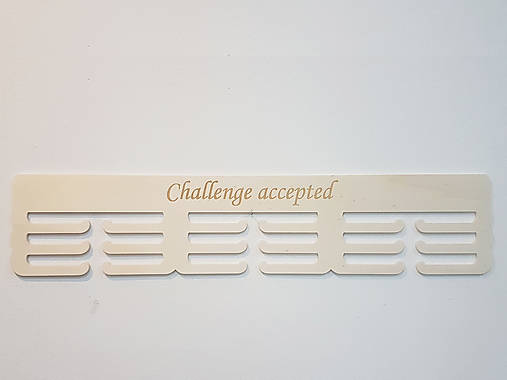 Drevený vešiak na medaile bez mena a športu 55cm s laserovaným textom