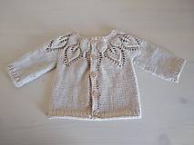 Detské oblečenie - Béžový svetrík s lístočkovým vzorom - 12364686_