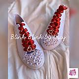 Ponožky, pančuchy, obuv - Svadobné perličkové tenisky červený dotyk:) - 12368790_