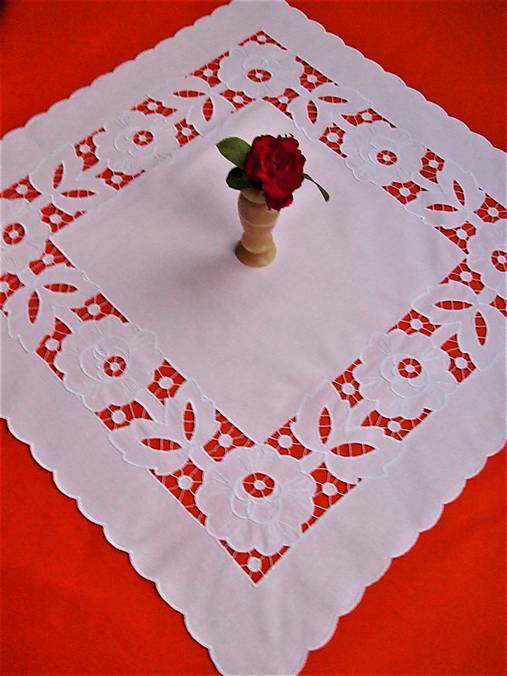 Úžitkový textil - Ručne vyšívaná dečka richelieu R4 štvorec  65 x 65 cm - 12367200_