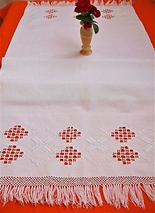 Úžitkový textil - Ručne vyšívaný obrus - behúň V5  176 x 60 cm - 12366692_