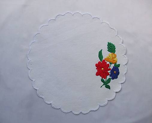 Úžitkový textil - Ručne vyšívaná dečka PS26 kruh  priemer 25 cm - 12371850_