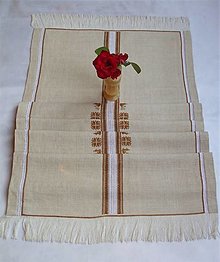 Úžitkový textil - Ručne vyšívaný obrus - behúň  A6 hrachovinka  154 x 52 cm - 12375486_