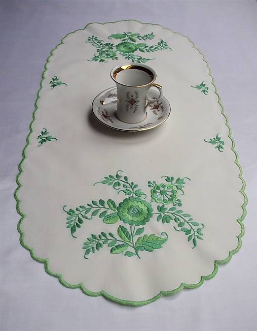 Úžitkový textil - Ručne vyšívaná dečka PS30 ovál  83 x 37 cm - 12383087_
