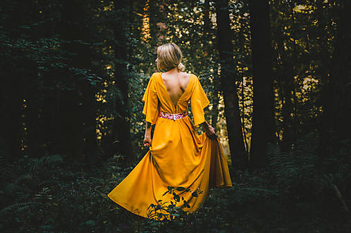 Žlté vyšívané šaty Podpoľanie