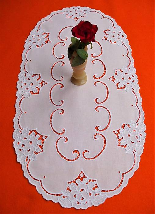Úžitkový textil - Ručne vyšívaná dečka richelieu R15 ovál  72 x 36 cm - 12383994_
