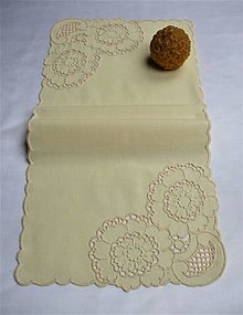 Úžitkový textil - Ručne vyšívaná dečka richelieu R12 obdĺžnik  75 x 26 cm - 12383729_